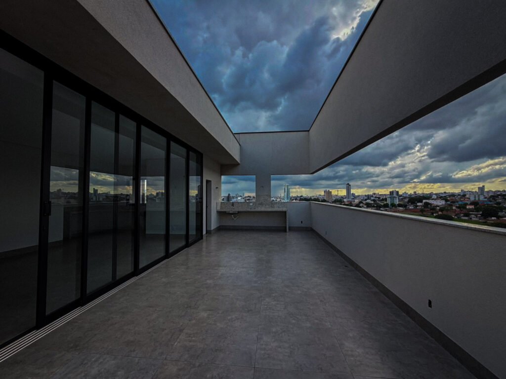 Residencial Sunrise: Cobertura com 161 m², a unidade conta com 3 quartos, sendo 1 suíte, banheiro social, lavabo e uma varanda gourmet ampla, com vista privilegiada, um dos grandes diferenciais dessa cobertura em relação às demais unidades do empreendimento.