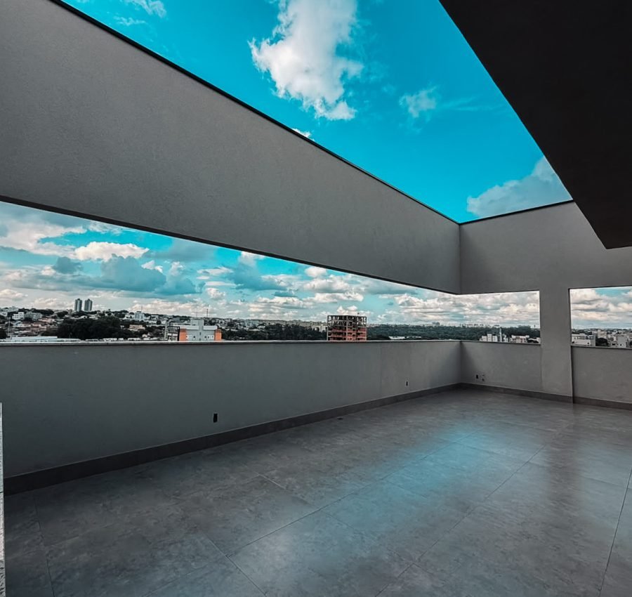 Residencial Sunrise: Cobertura com 161 m², a unidade conta com 3 quartos, sendo 1 suíte, banheiro social, lavabo e uma varanda gourmet ampla, com vista privilegiada, um dos grandes diferenciais dessa cobertura em relação às demais unidades do empreendimento.