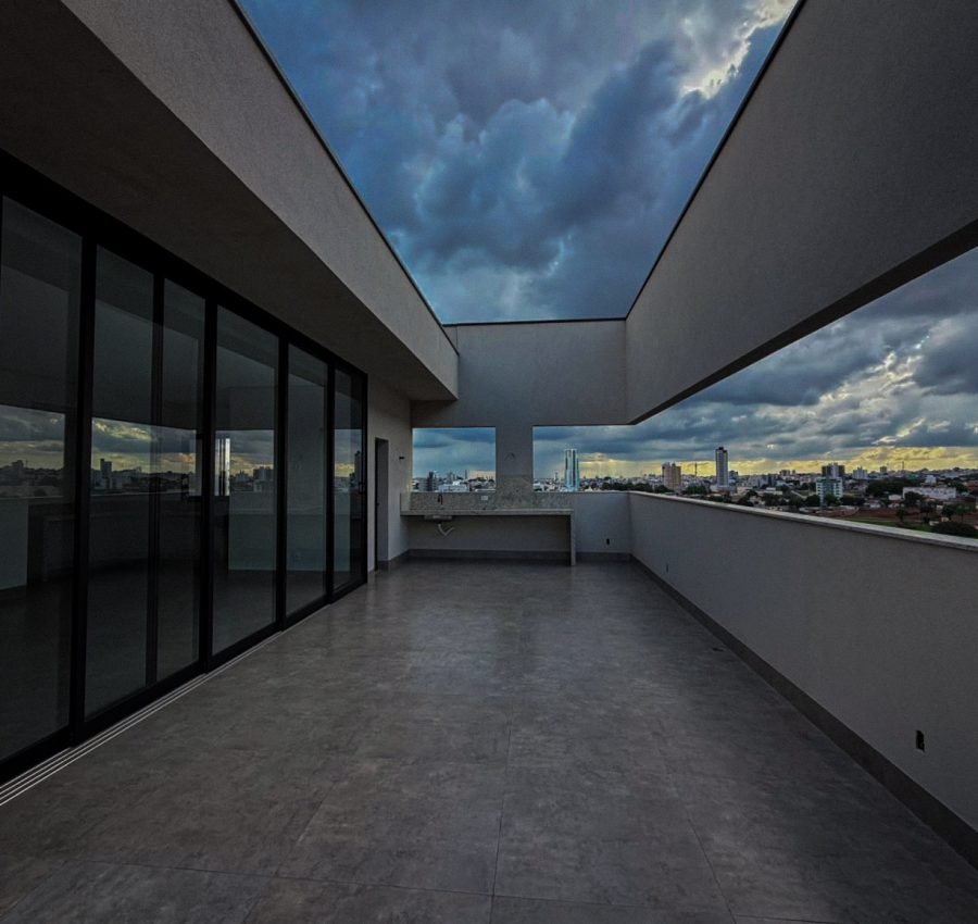 Residencial Sunrise: Cobertura com 161 m², a unidade conta com 3 quartos, sendo 1 suíte, banheiro social, lavabo e uma varanda gourmet ampla, com vista privilegiada, um dos grandes diferenciais dessa cobertura em relação às demais unidades do empreendimento.
