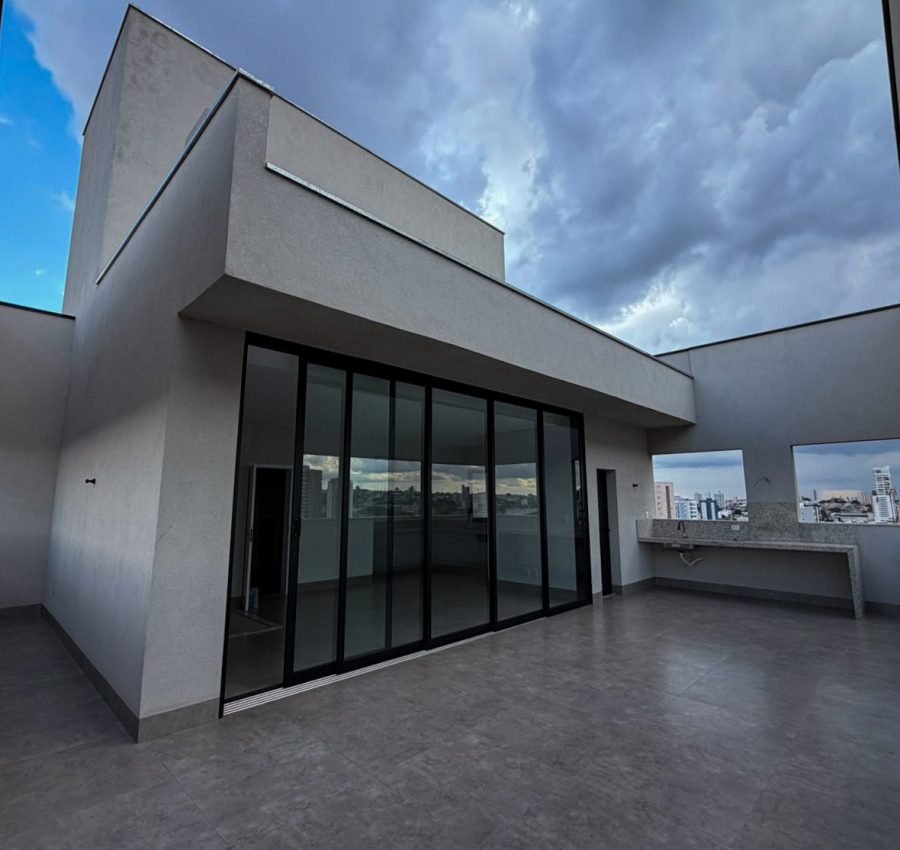 Residencial Sunrise: Cobertura com 161 m², a unidade conta com 3 quartos, sendo 1 suíte, banheiro social, lavabo e uma varanda gourmet ampla, com vista privilegiada, um dos grandes diferenciais dessa cobertura em relação às demais unidades do empreendimento.